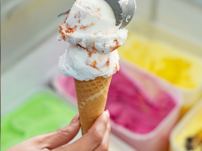 Barquilla de helado servida en el local de Helados Splash SD