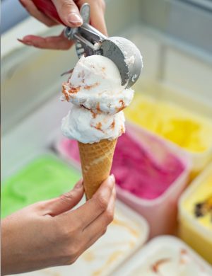 Barquilla de helado recién servida en Helados Splash SD