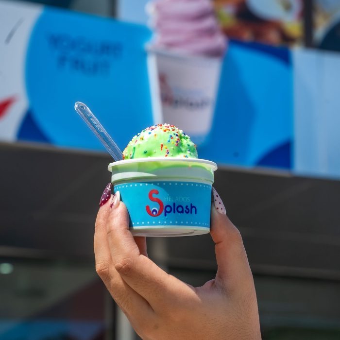 Vaso de helado con toppings servido en Helados Splash SD