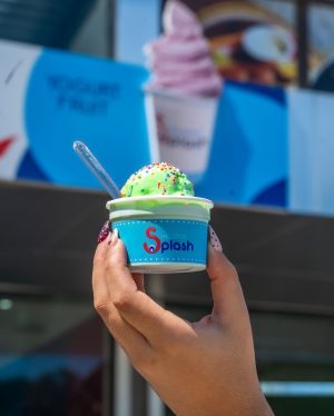 Vaso de helado con chispas de colores servido en Helados Splash SD