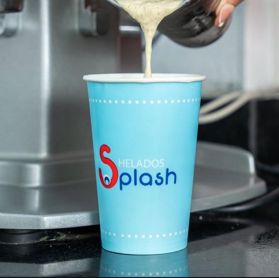 Preparación de una malteada en un vaso de Helados Splash SD