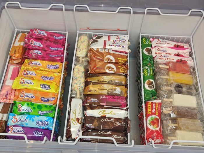 Vitrina congeladora con paletas de Helados Splash SD