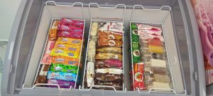 Vitrina congeladora con paletas y productos de Helados Splash SD