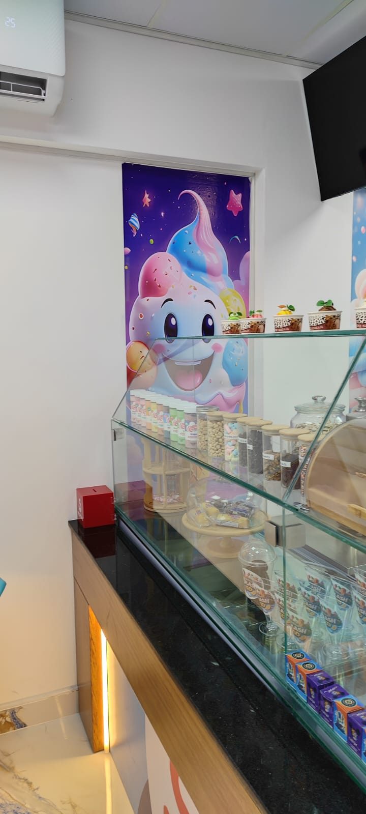 Interior del local de Helados Splash SD con la vitrina de productos